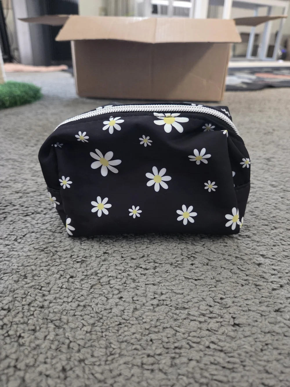 Small Daisy Pouch